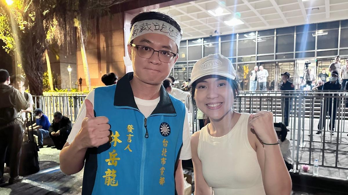徐巧芯（右）與林岳龍合照。（圖／翻攝自林岳龍臉書）