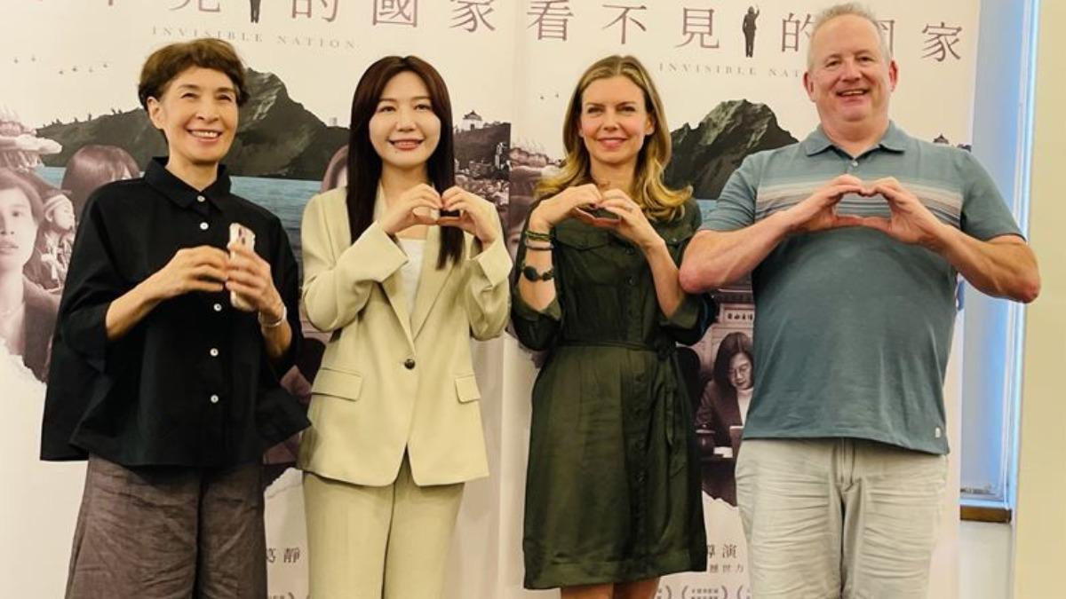 《看不見的國家》(左起)製片馮賢賢、立委吳沛憶、導演葛靜文、製片泰德霍普來台展開一連串宣傳。(圖/海鵬提供)