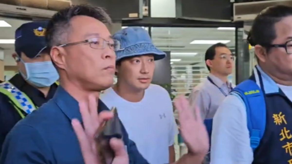威廉深陷逃兵爭議中,與他一起主持節目的許效舜也對此做出回應。(圖/資料畫面)