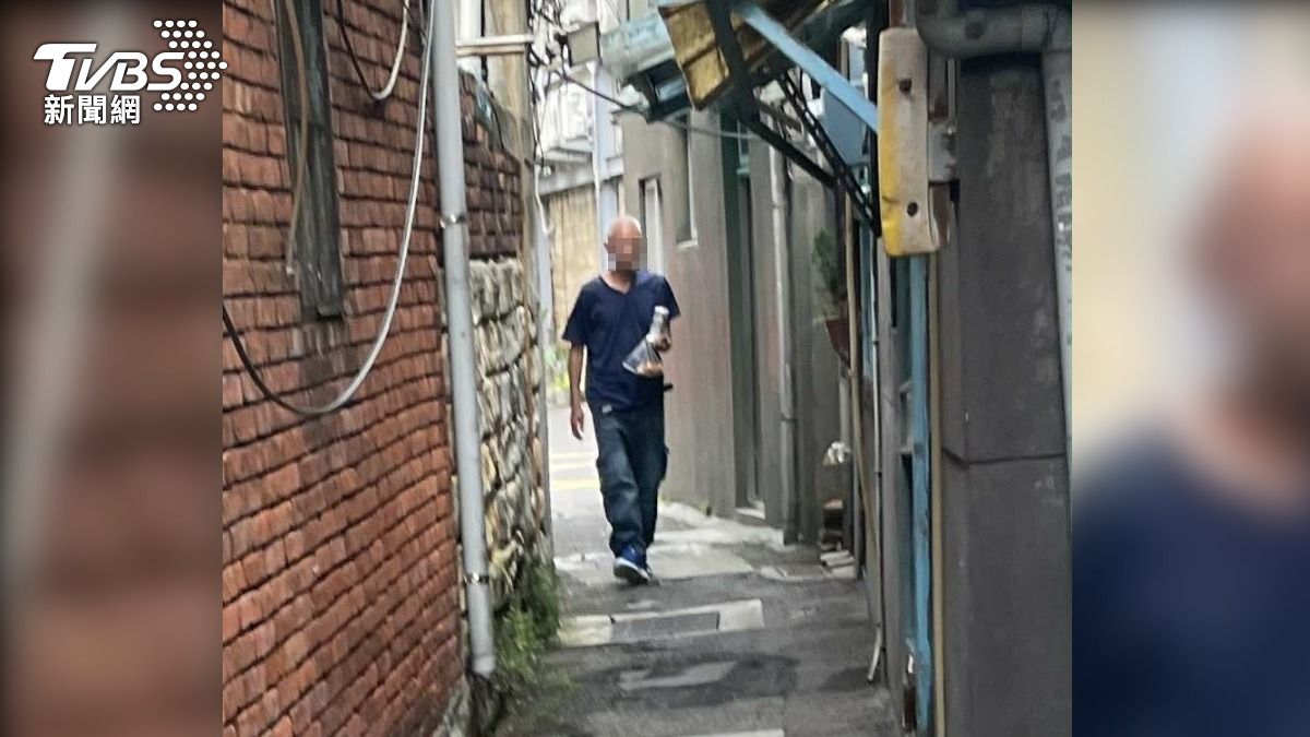 遭控涉案男子，窄巷中偷摸小學男童。（圖／TVBS）