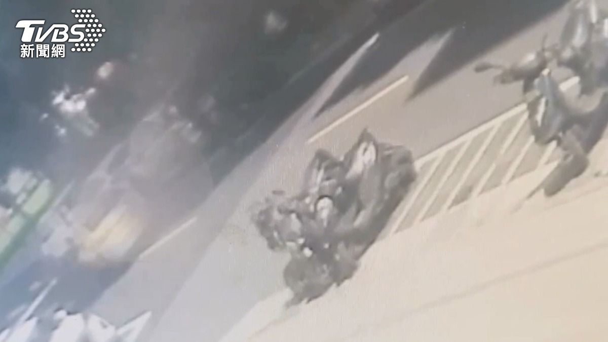 計程車司機拿榔頭。（圖／TVBS）