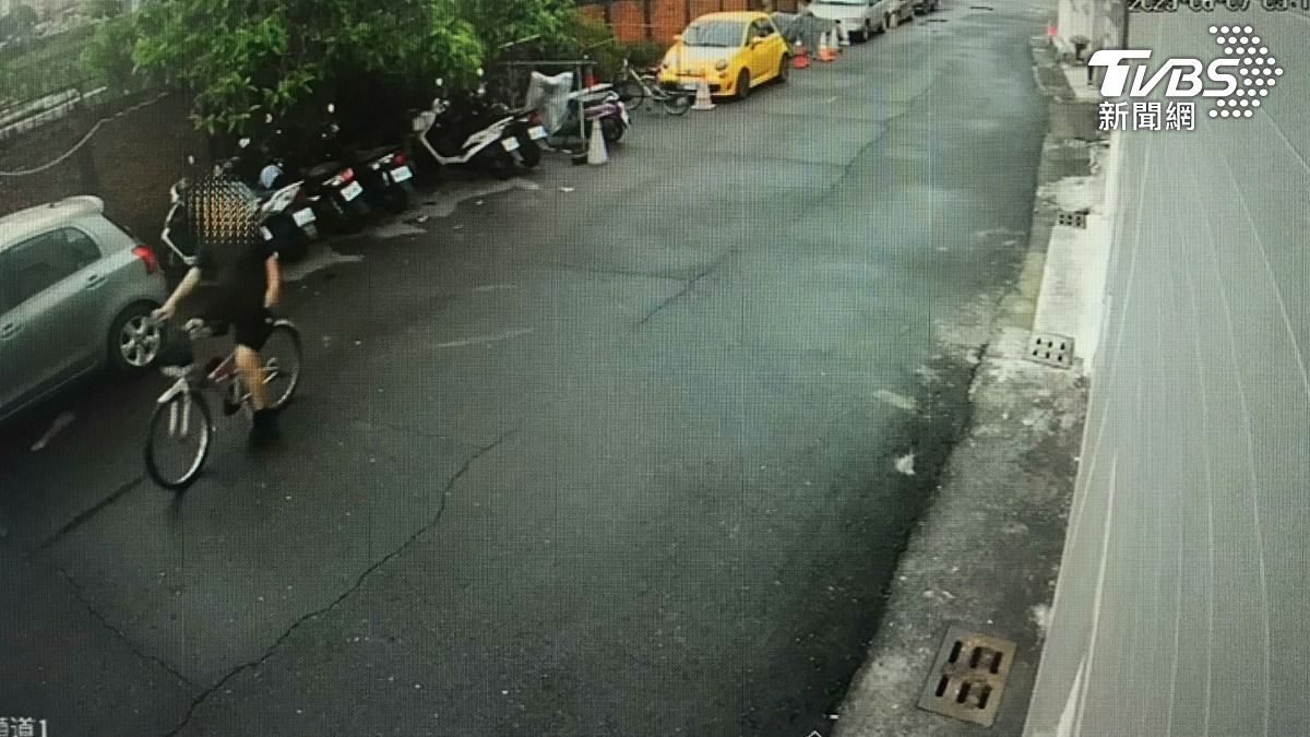 偷竊怪客還會騎著偷來的單車,事先勘查地形(圖/TVBS)