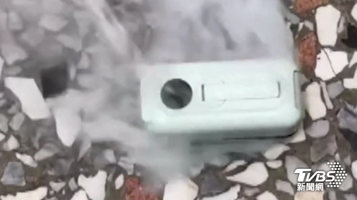 充電狂噴白煙...知名行充爆炸(圖/TVBS)