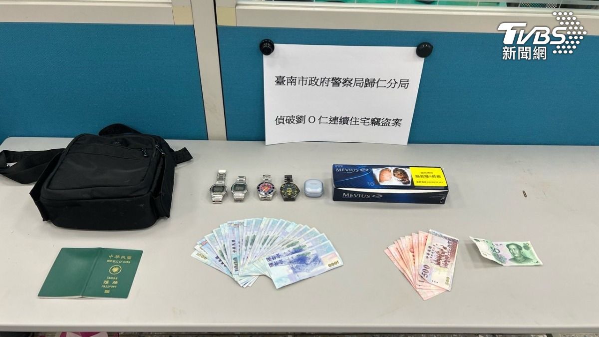 竊嫌住處找到了現金 手錶 藍芽耳機以及一條香菸和一本別人護照(圖/TVBS)