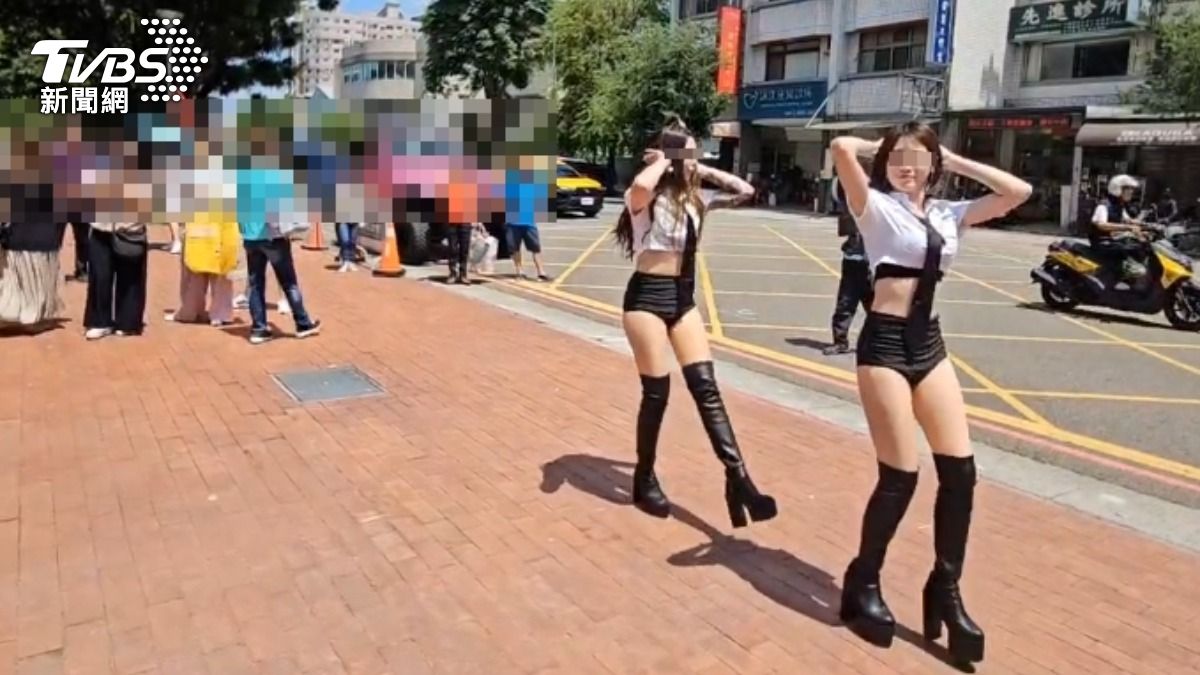 2名鋼管辣妹在畢典熱舞。（圖／TVBS）