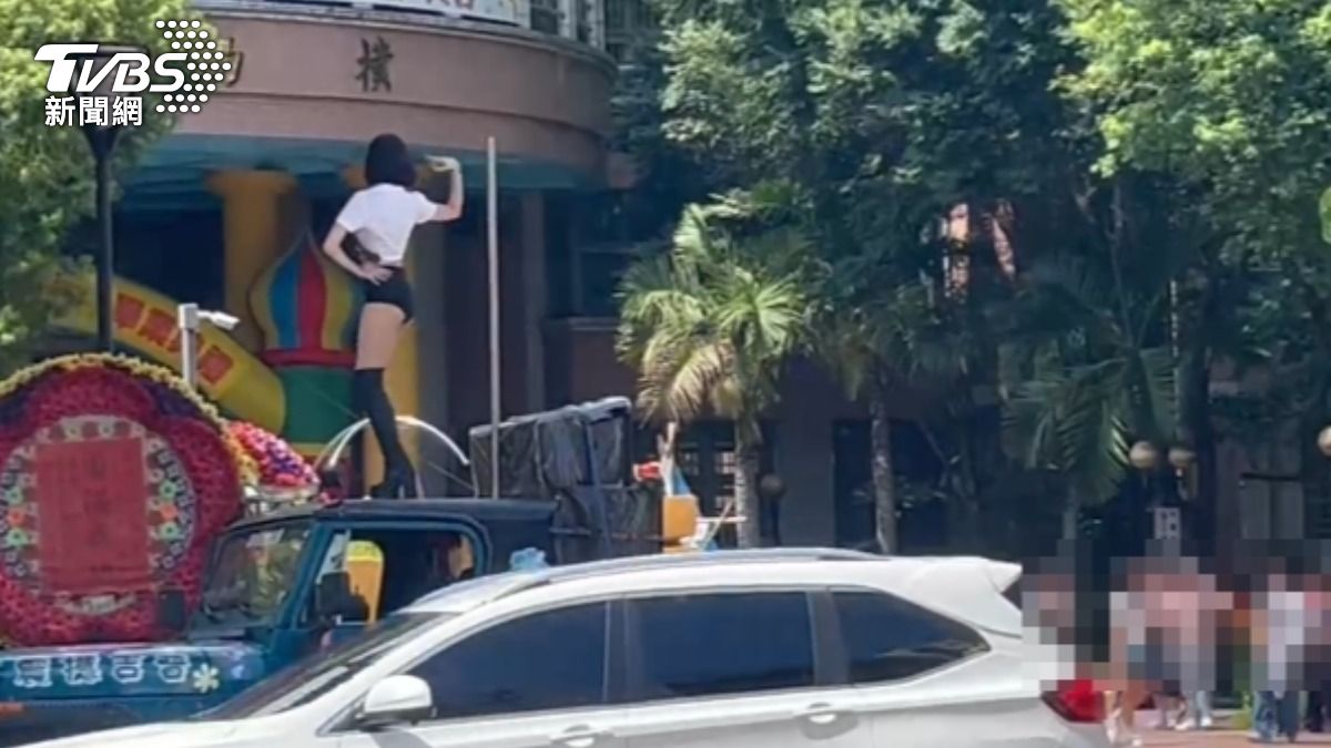 鋼管辣妹在畢典熱舞。（圖／TVBS）