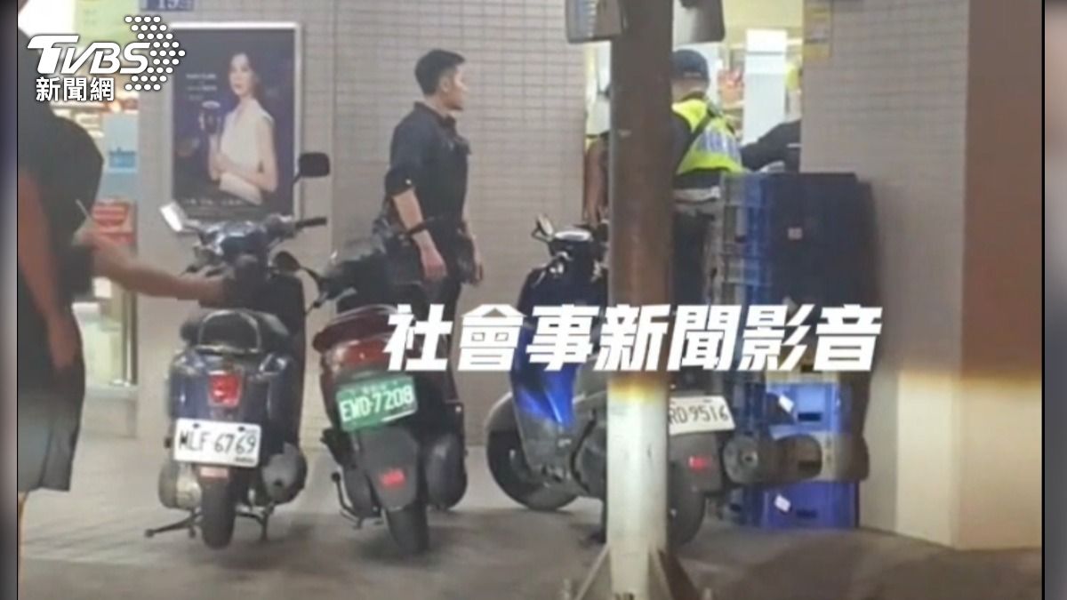 酒醉吵架的哥哥怒踹路人機車。(圖/翻攝自社會事新聞影音)