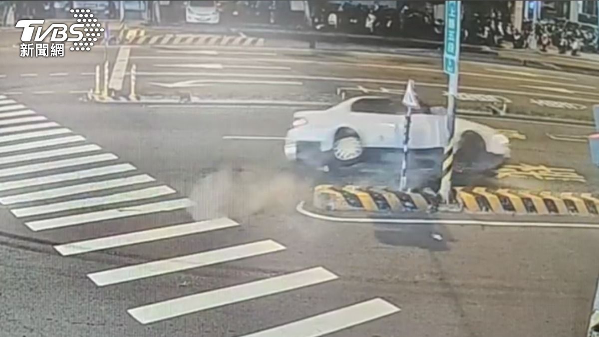 分隔島經常無故遭撞擊。(圖/TVBS)