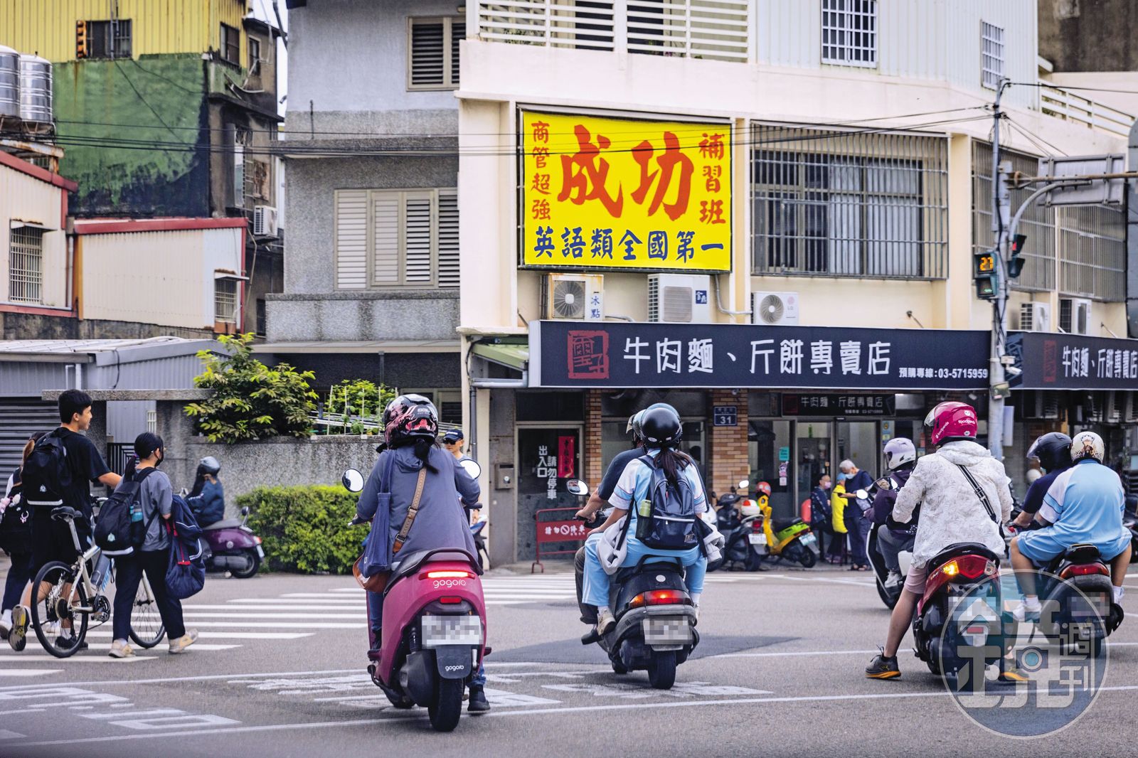 新竹學府路上有包含新竹高中在內等多所學校，補習班林立，接送車流數量龐大。圖為放學時間，許多家長忙著送孩子去補習。（圖／鏡週刊）