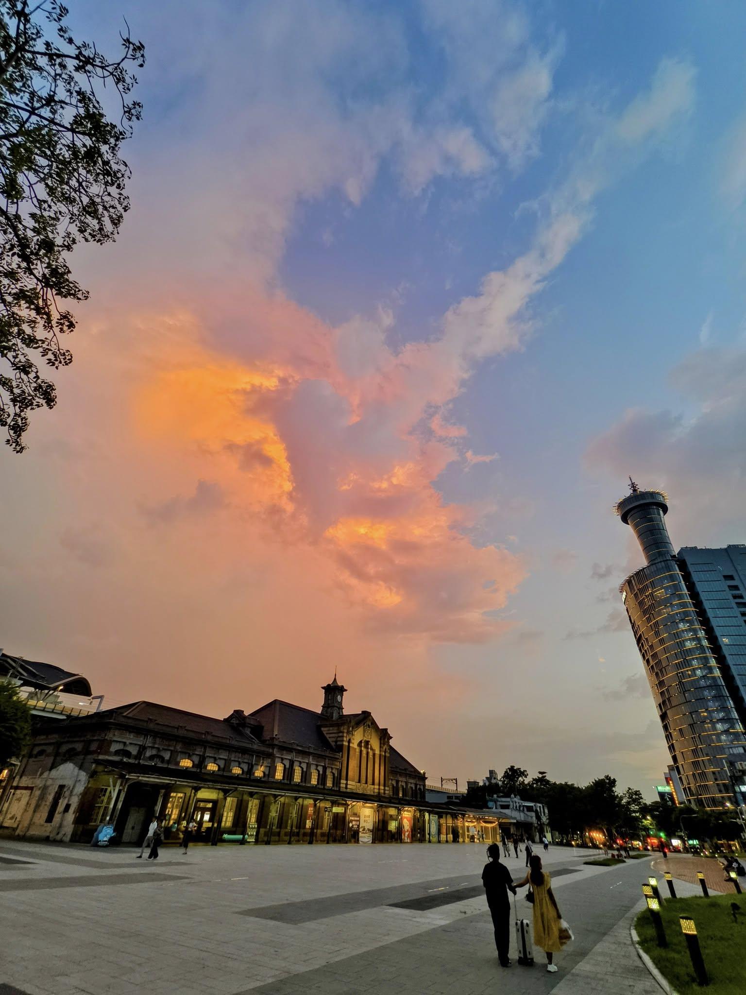 汪先生在台中車站捕捉到火燒雲的奇特景象。(圖/Mr.汪授權使用)