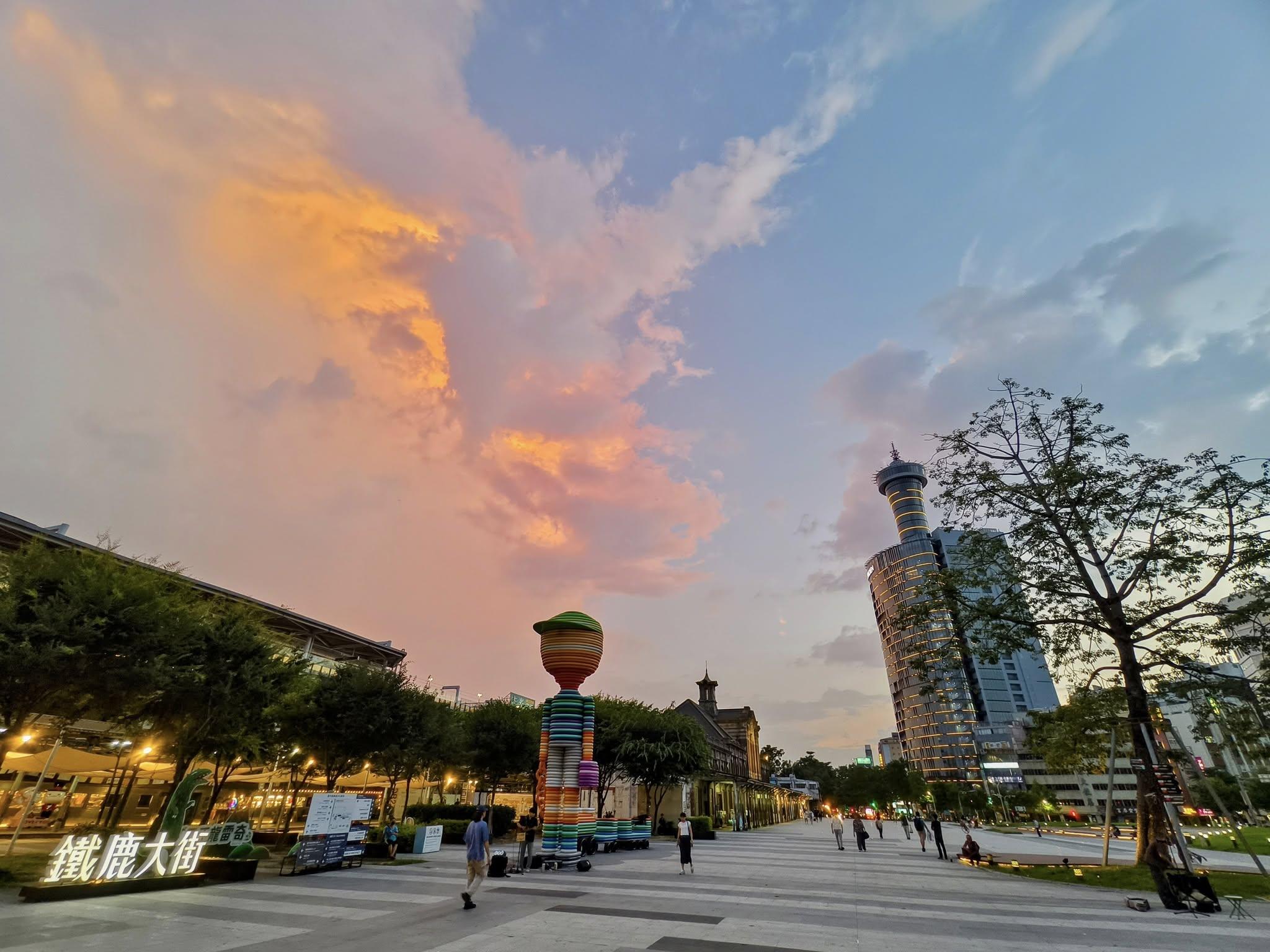 火燒雲將夜晚的天空燒成橘紅色。(圖/Mr.汪授權使用)