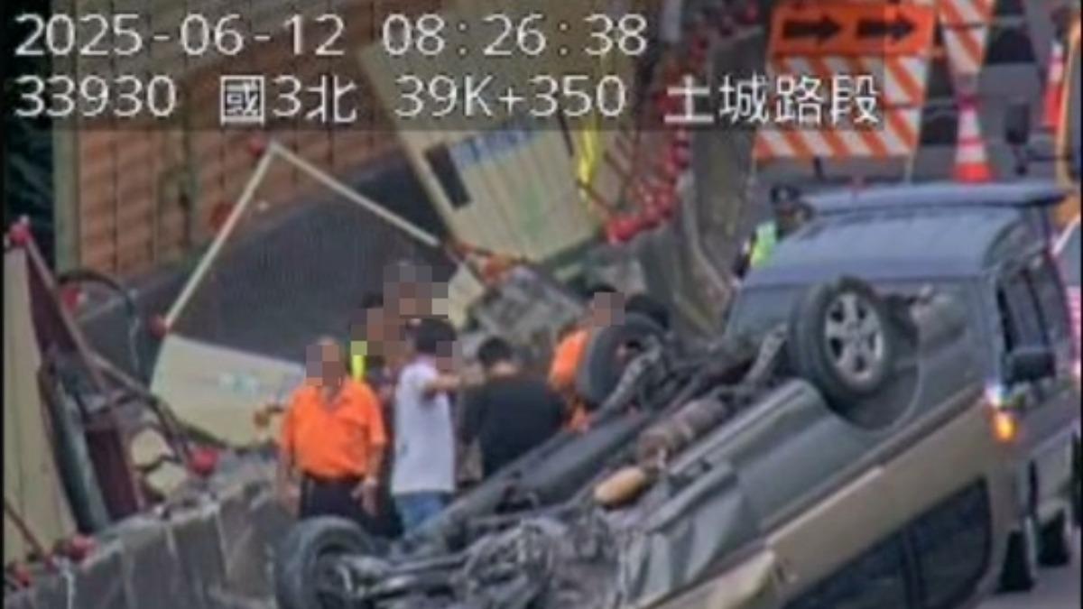 現場人員脫困。(圖/國道即時路況)
