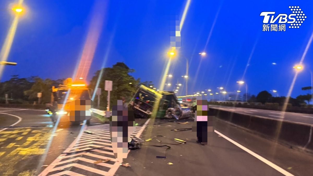 拖板車發生翻覆事故,導致鋼圈掉落。(圖/TVBS)