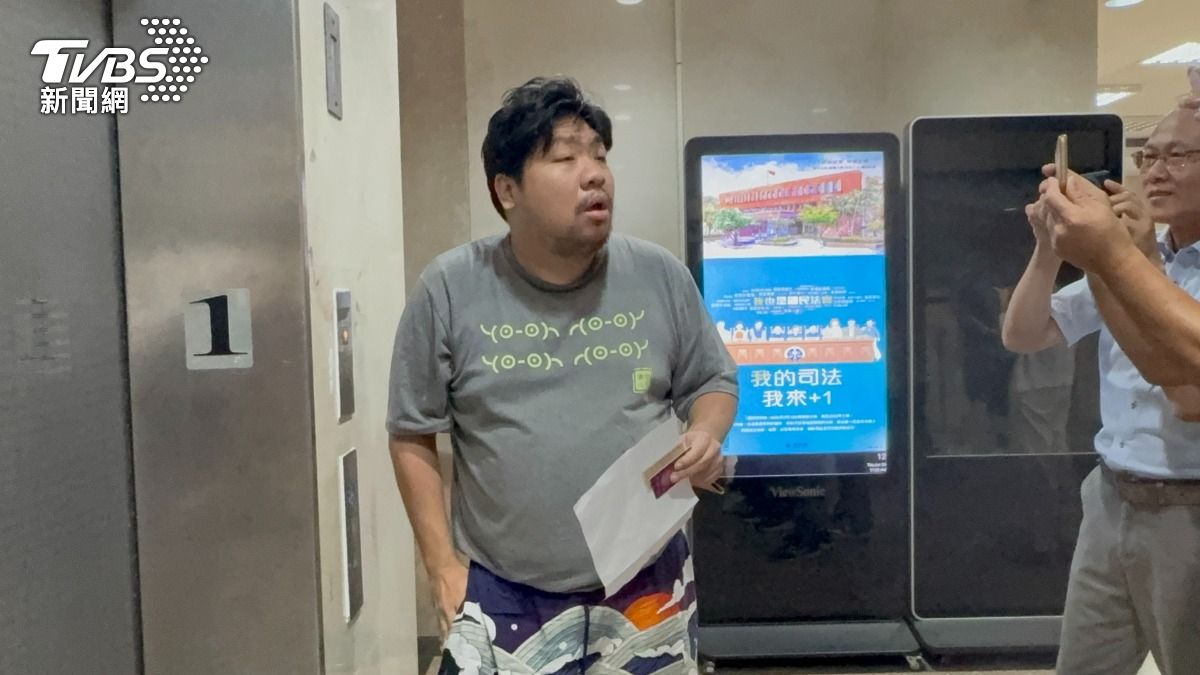 「拳上」賽後遭黑衣人毆打 統神今現身北檢見記者:等柯文哲喔?