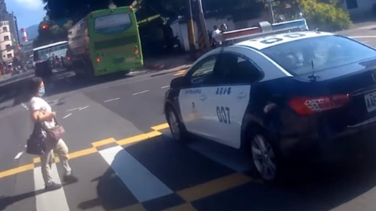 連警車都不禮讓!北市婦過馬路被嚇停 南港警認違規:依法舉發