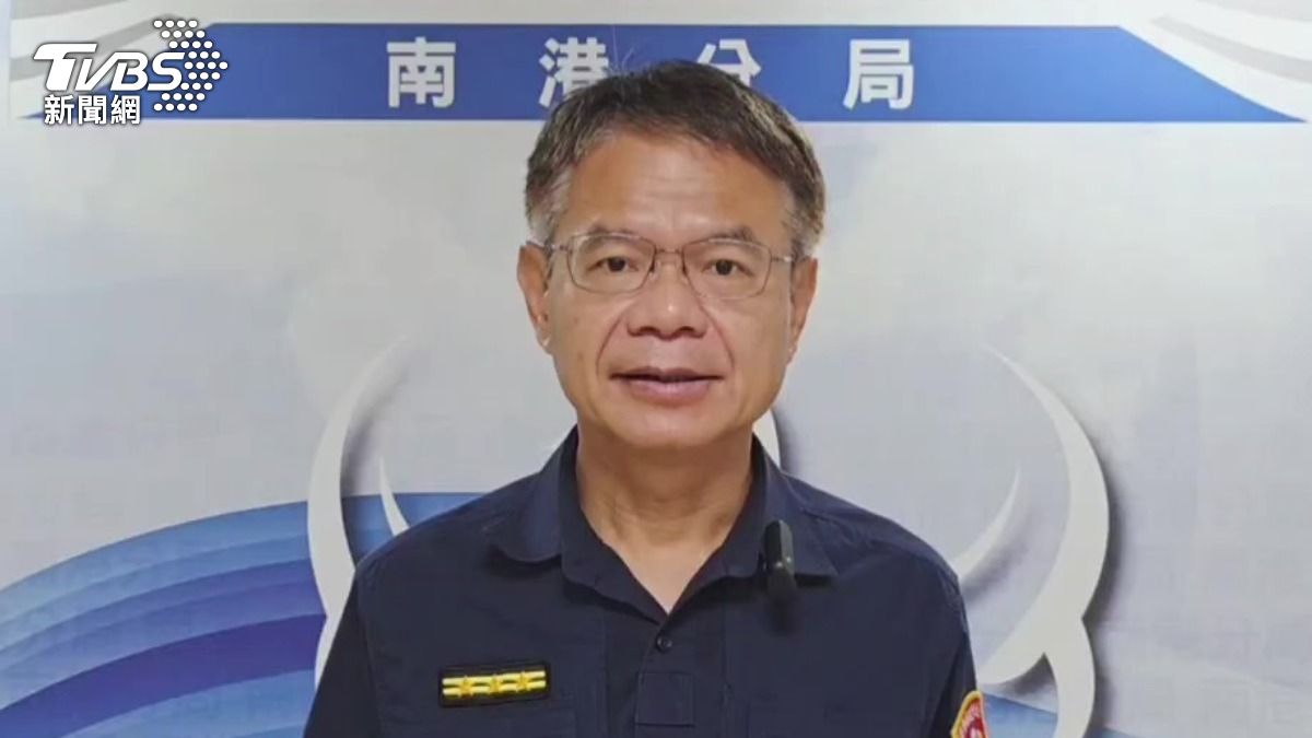 南港分局交通組長張堅忍說明,警員未注意路人通行依法製單舉發。(圖/TVBS)