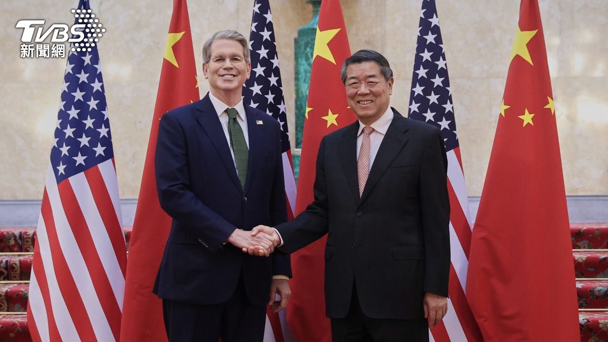美國財政部長貝森特與大陸國務院副總理何立峰握手合影 (圖/達志影像美聯社)