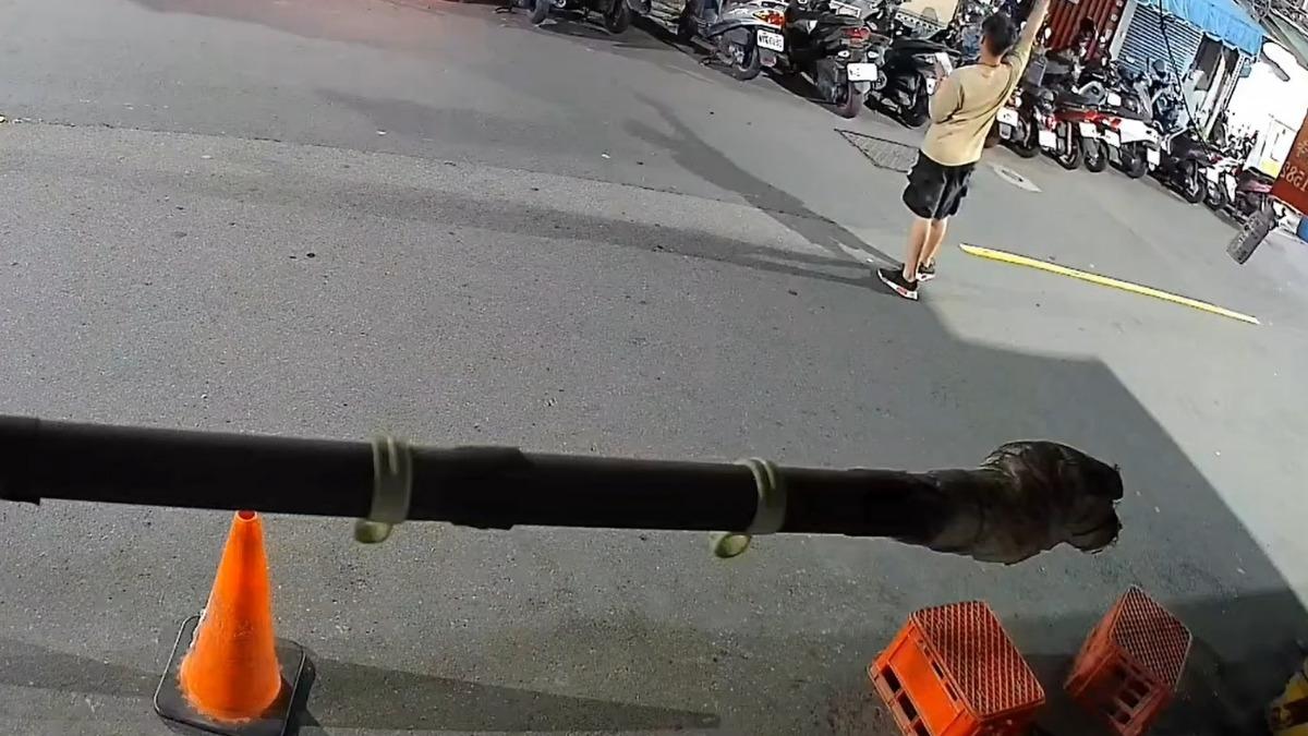 張男持鎮暴槍對空連開數槍。(圖/民眾提供)