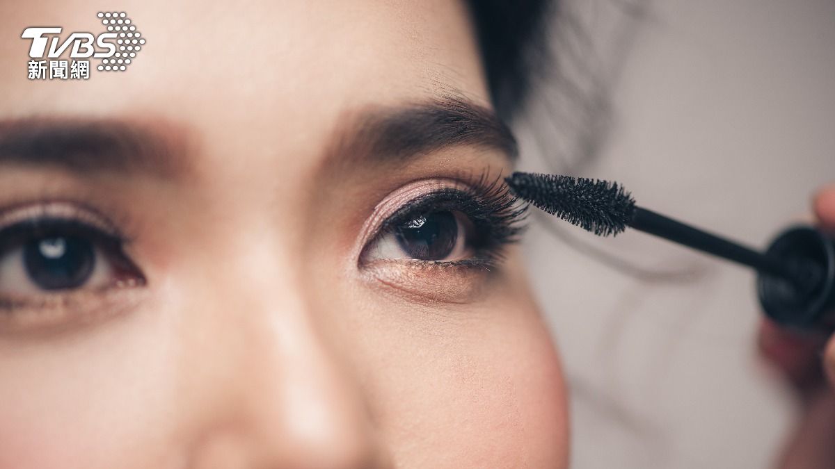 乾掉的睫毛膏,拿來當作染眉膏最適合不過了。(示意圖/shutterstock達志影像)