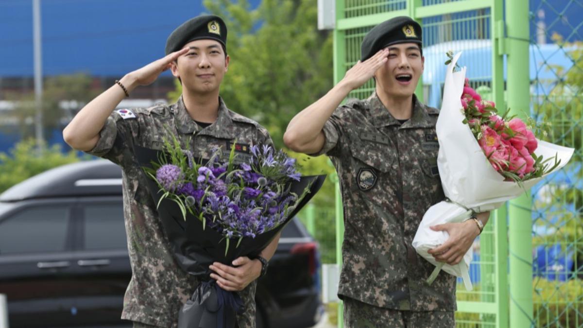 RM(左)在軍中有失眠問題。(圖/達志影像歐新社)