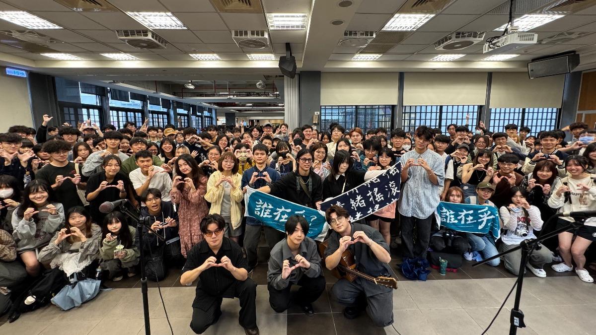 胡凱兒樂團前往台大校園快閃。(圖/Who Cares胡凱兒樂團提供)