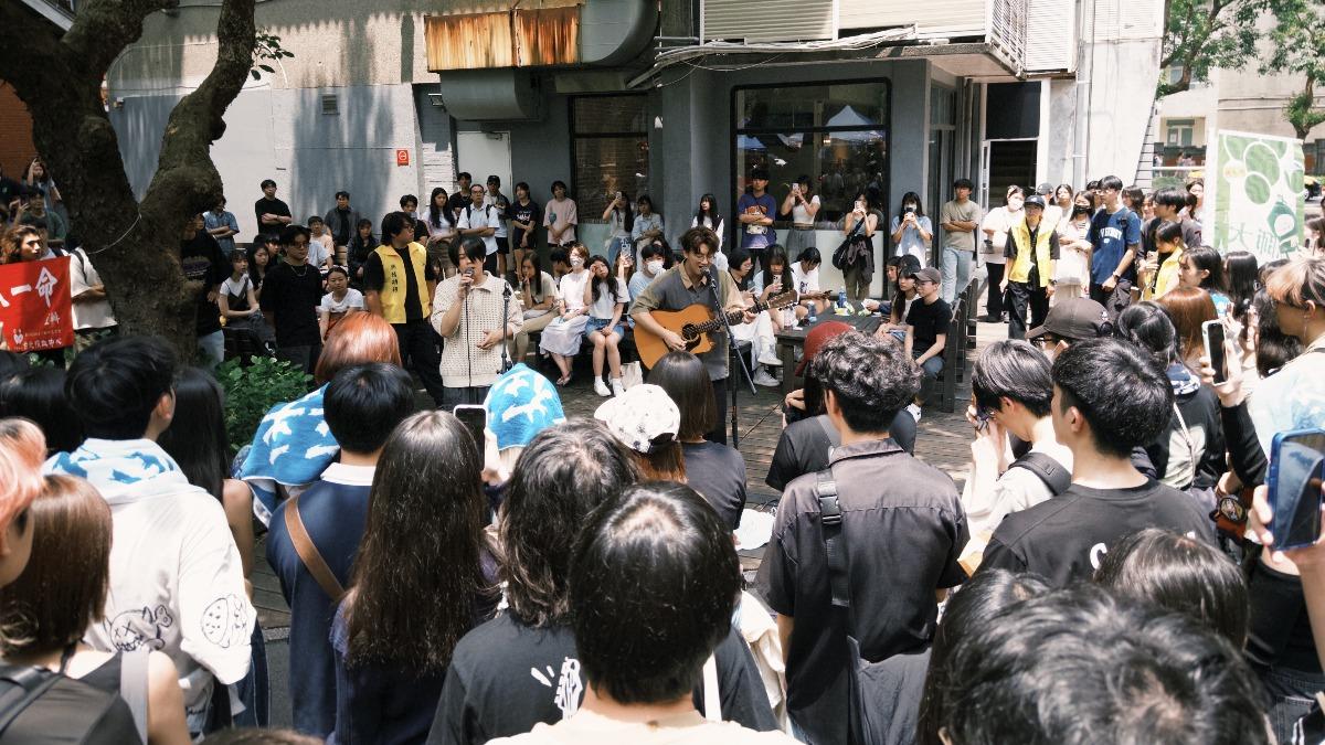 胡凱兒樂團也到師大快閃演出。(圖/Who Cares胡凱兒樂團提供)