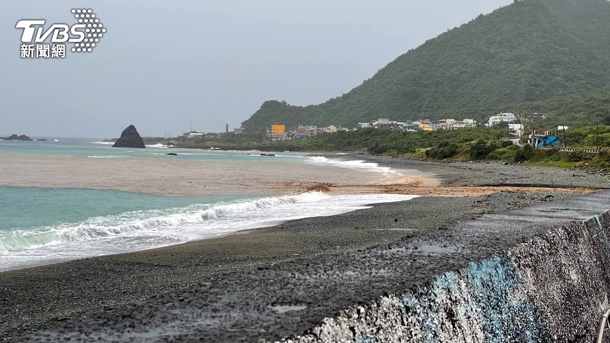 台東暴雨成災!野溪暴漲道路變小河 蘭嶼海域現「陰陽海」奇景
