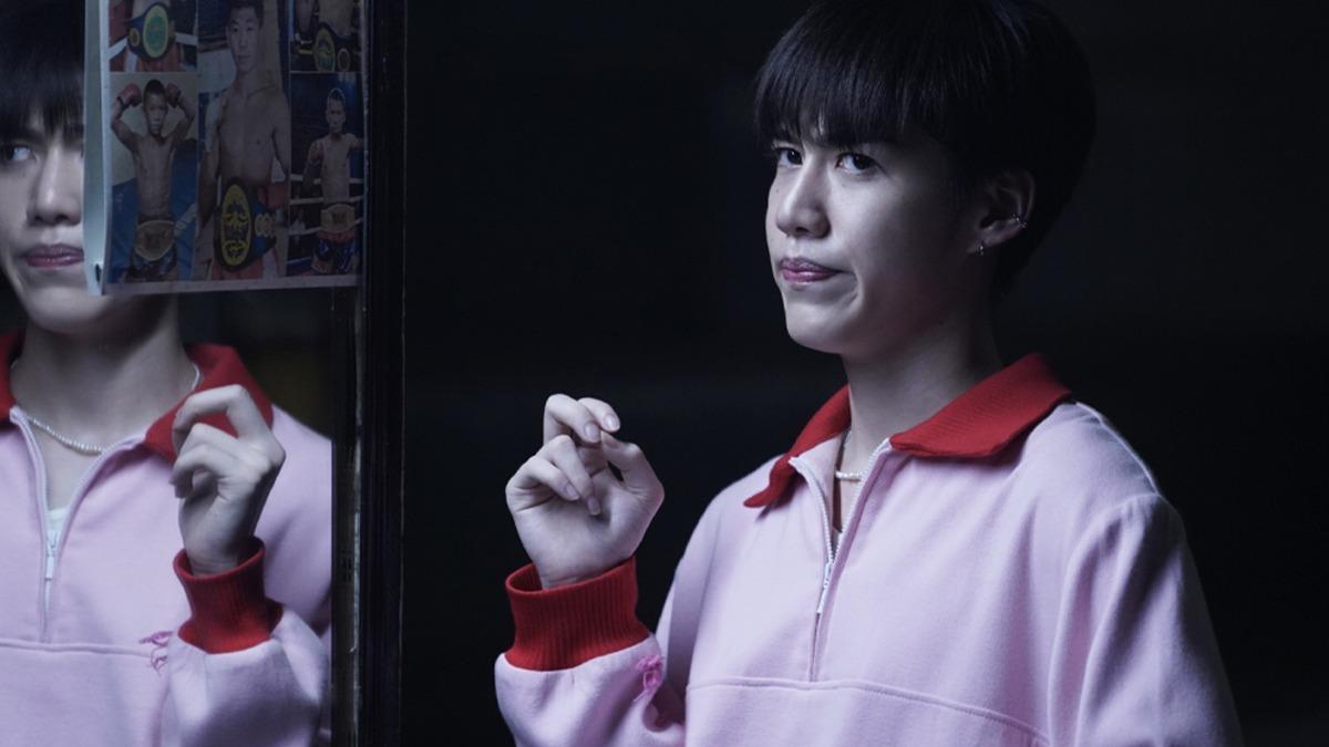 PP KRIT飾演的同志鬼迪迪準備去見生前男友的片段也將公開。(圖/金盞花大影業提供)