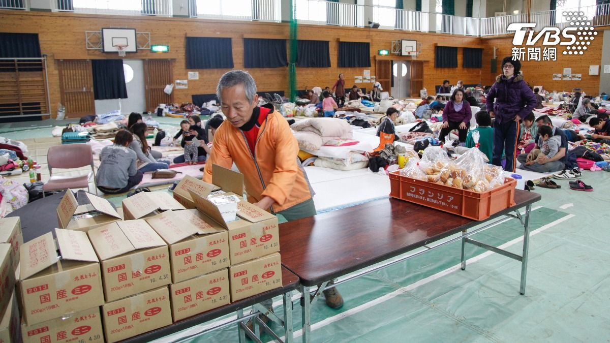 日本避難所食物供應不足,有部分民眾每餐僅能分配1至2個麵包,圖為強震後避難所熊本益城體育館。(圖/達志影像Shutterstock)