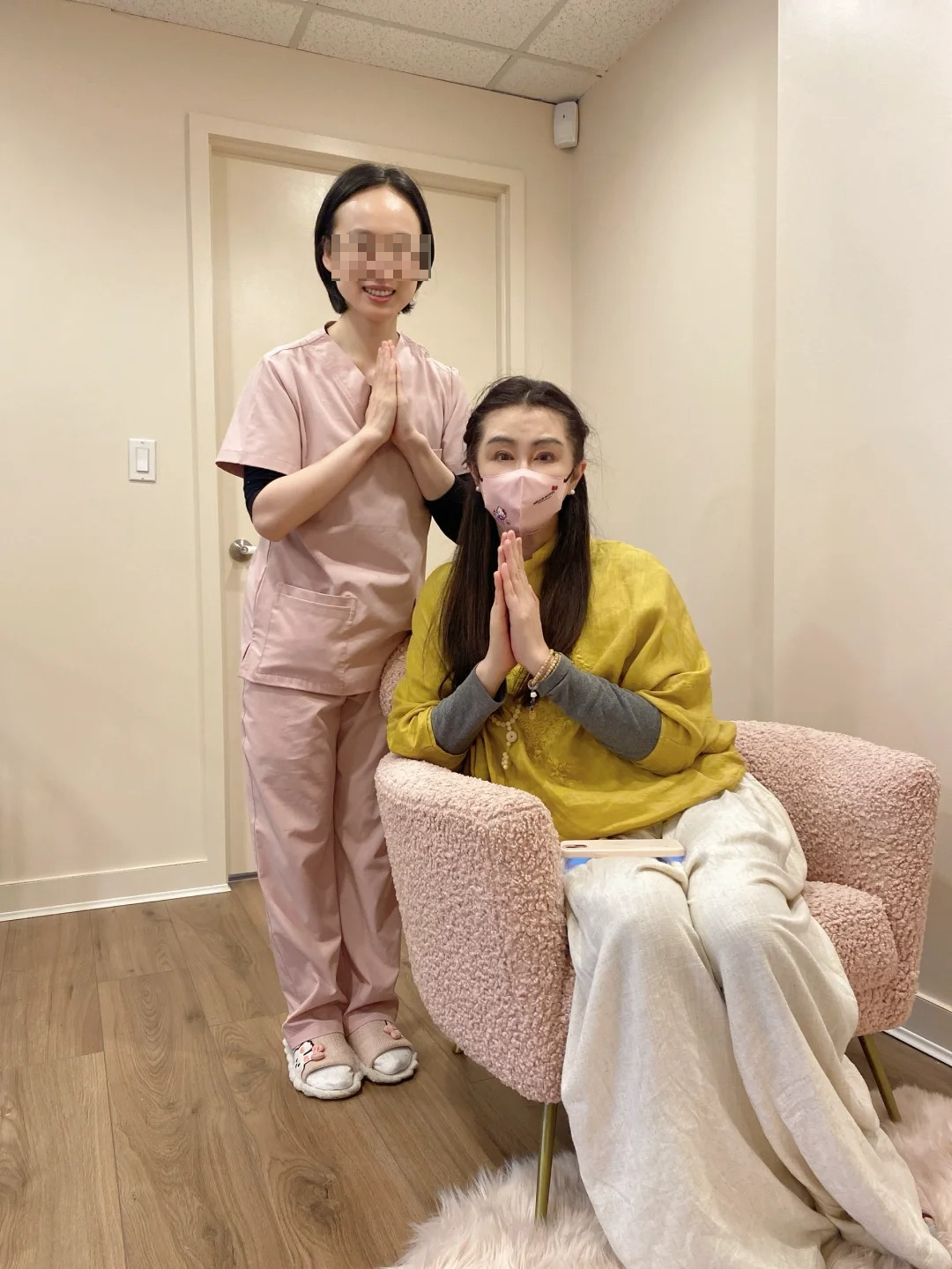 員工分享與王祖賢的合照,王祖賢氣質依舊脫俗。(圖/翻攝自小紅書@帥姐的自律日記)