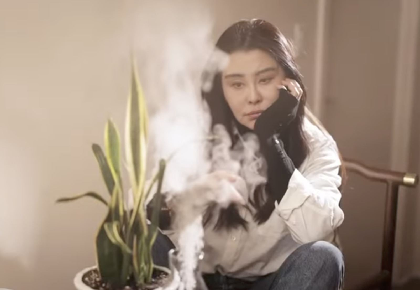 王祖賢開設艾灸館,表示艾灸是她希望能堅持一生的事業。(圖/翻攝自YT@Evergreen Wellness)