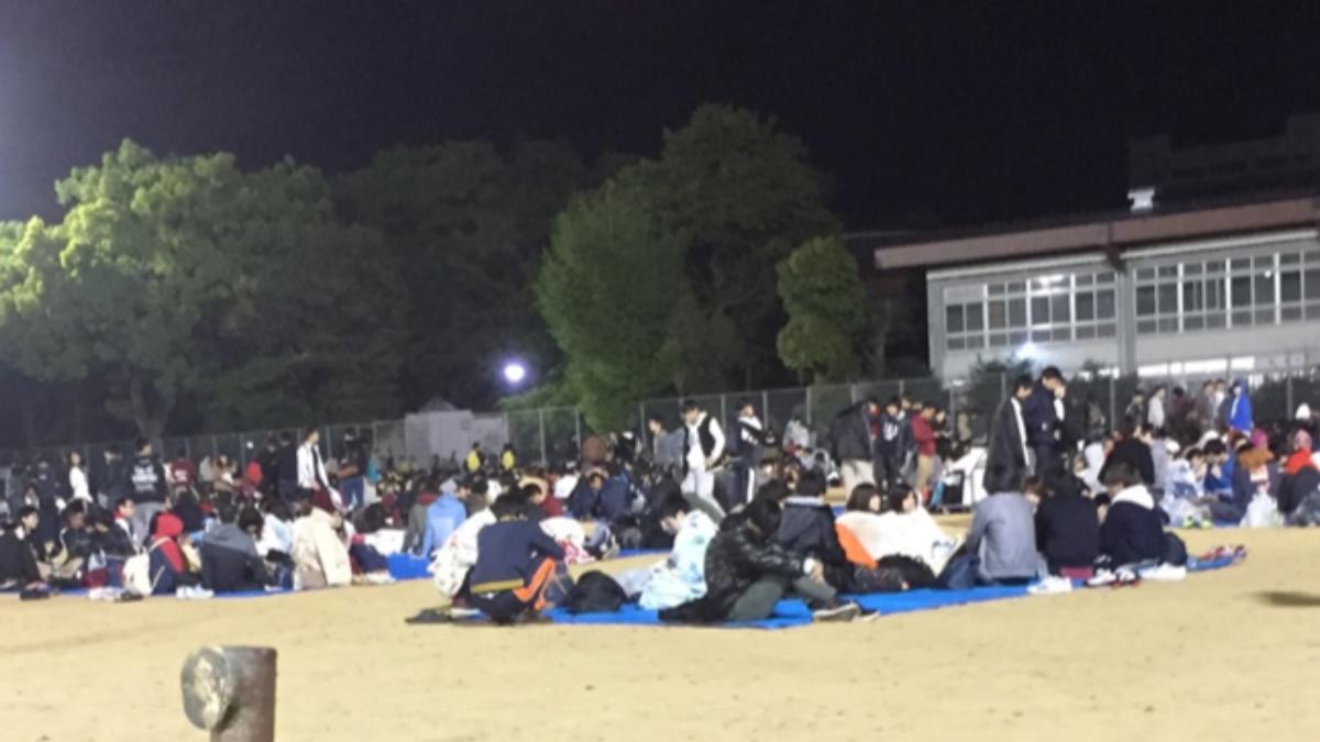 9年前熊本地震前震當天正好在進行大學迎新活動，一開始年輕學生被安排在戶外避難。（圖／熊本大學數位資料庫提供）
