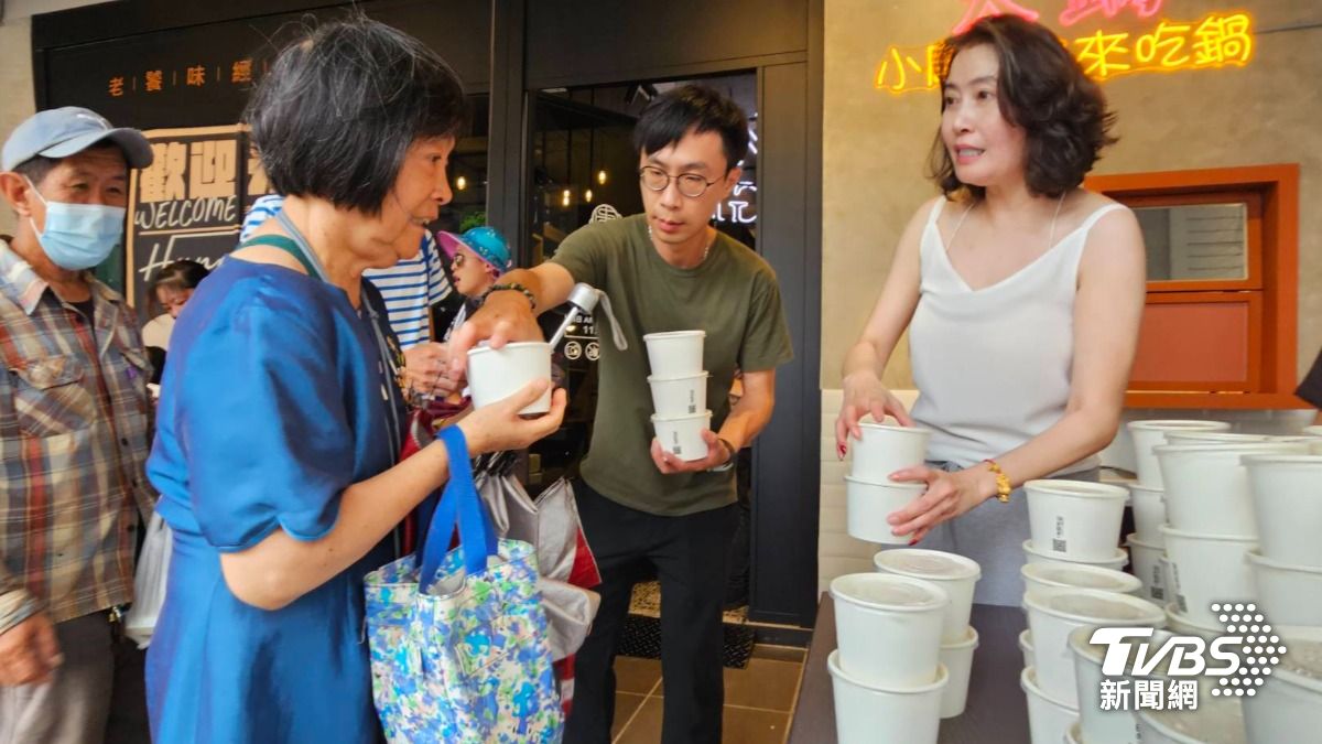 暖送500份愛心便當,排滿人潮。(圖/TVBS)
