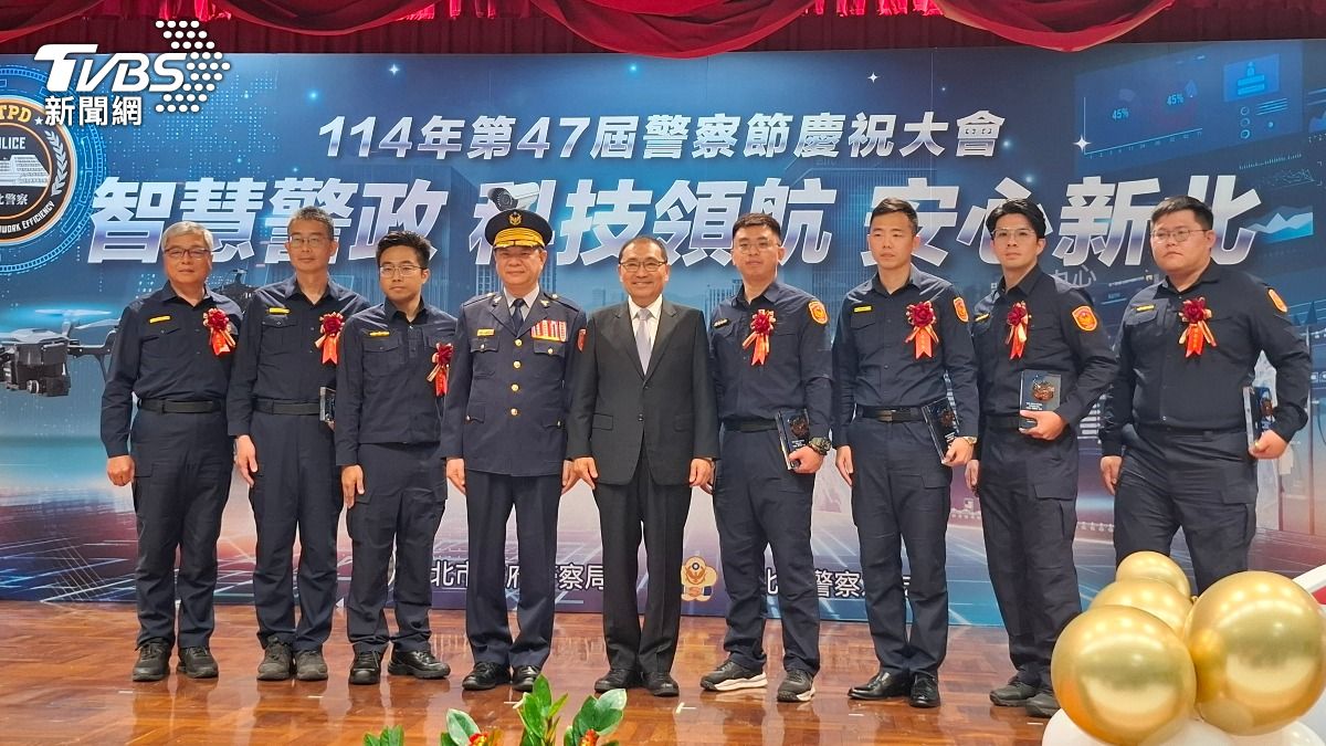 新北市長侯友宜頒獎給模範警察。（圖／TVBS）