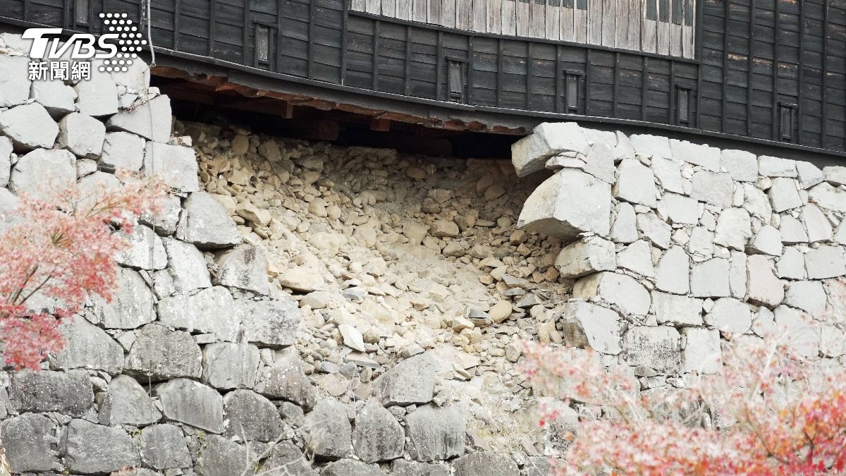 熊本城多處城牆石垣及屋瓦崩落。(圖/游雅嵐攝)