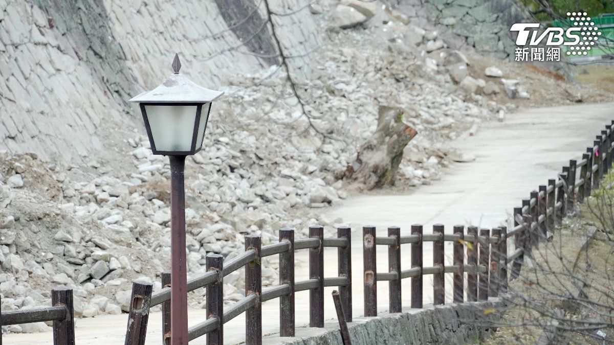 熊本城多處城牆石垣及屋瓦崩落。(圖/游雅嵐攝)