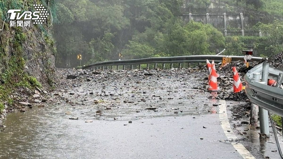 地震、豪雨夾擊!中橫落石阻斷明搶通 蘇花公路夜間恐預警封閉
