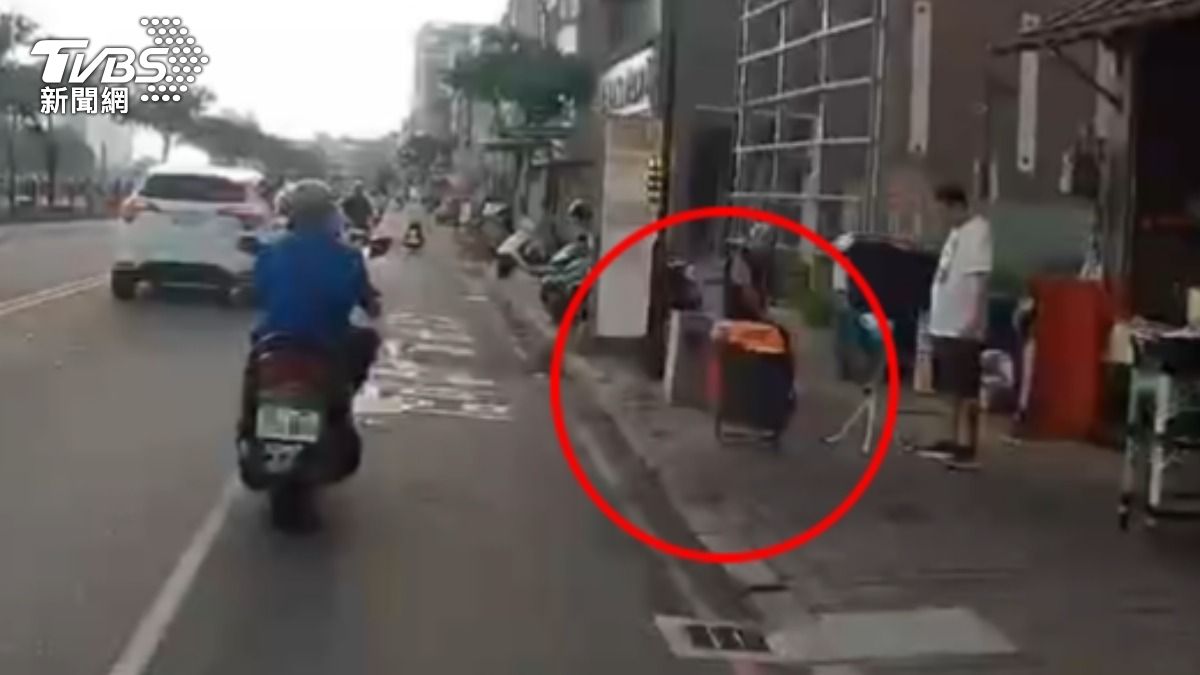 店家燒金紙不慎讓灰燼飛出，造成劉先生脖子灼傷（圖／TVBS）