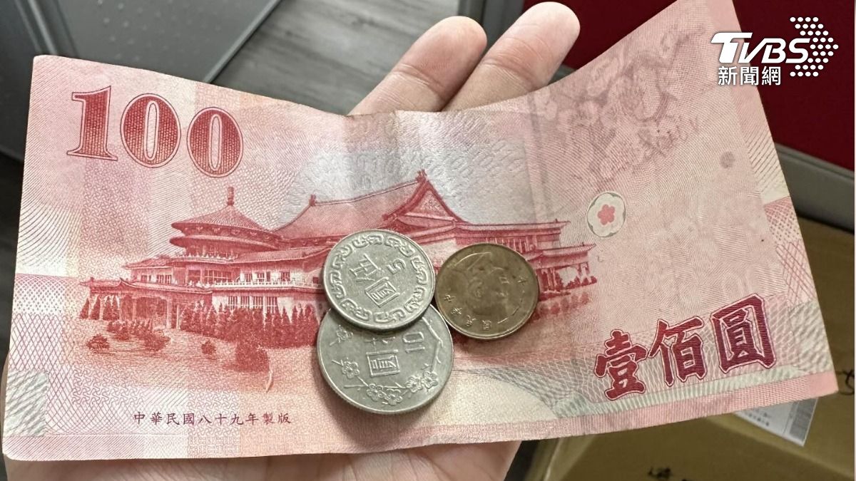 成大餞別宴，校長沈孟儒實踐酒後不開車，現場宣示坐車回家的車資由他付，就有學生果真拿到校長的錢。（圖／TVBS