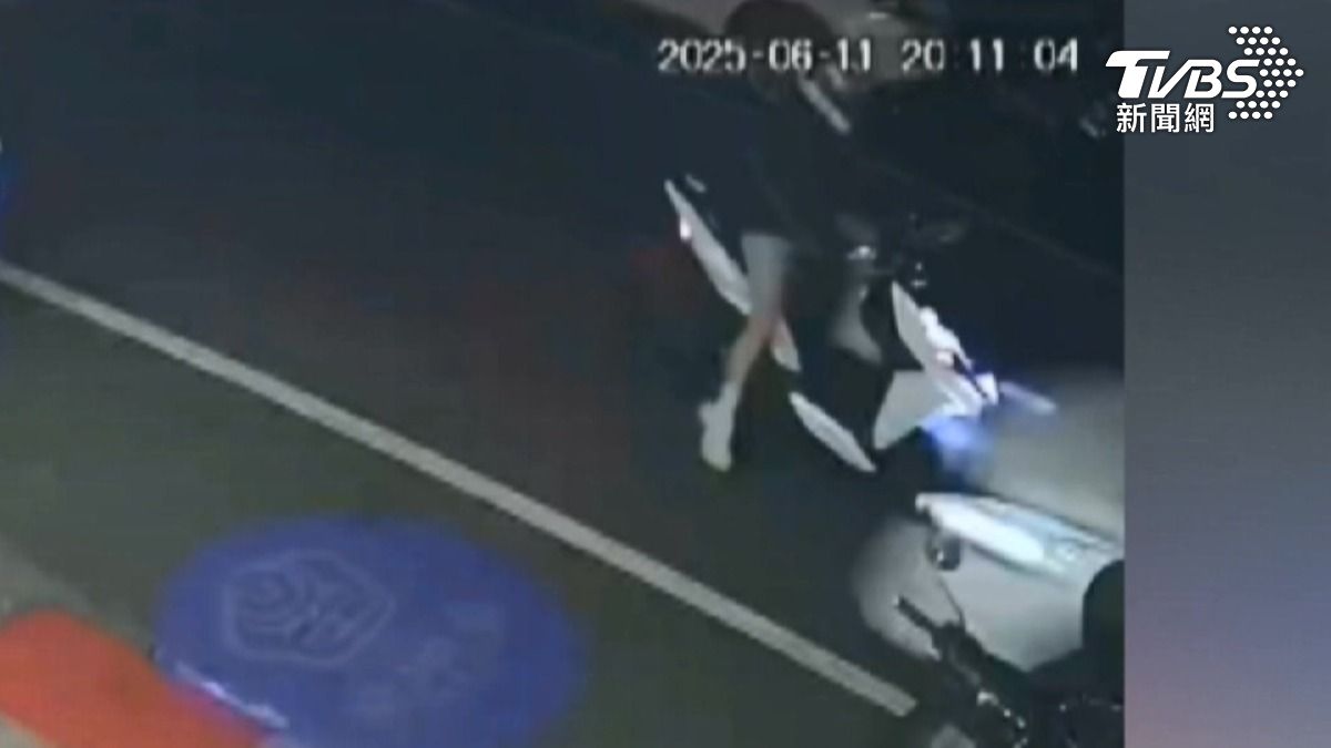 男騎士緊急煞停,汽車逆向暴衝撞上。(圖/TVBS)