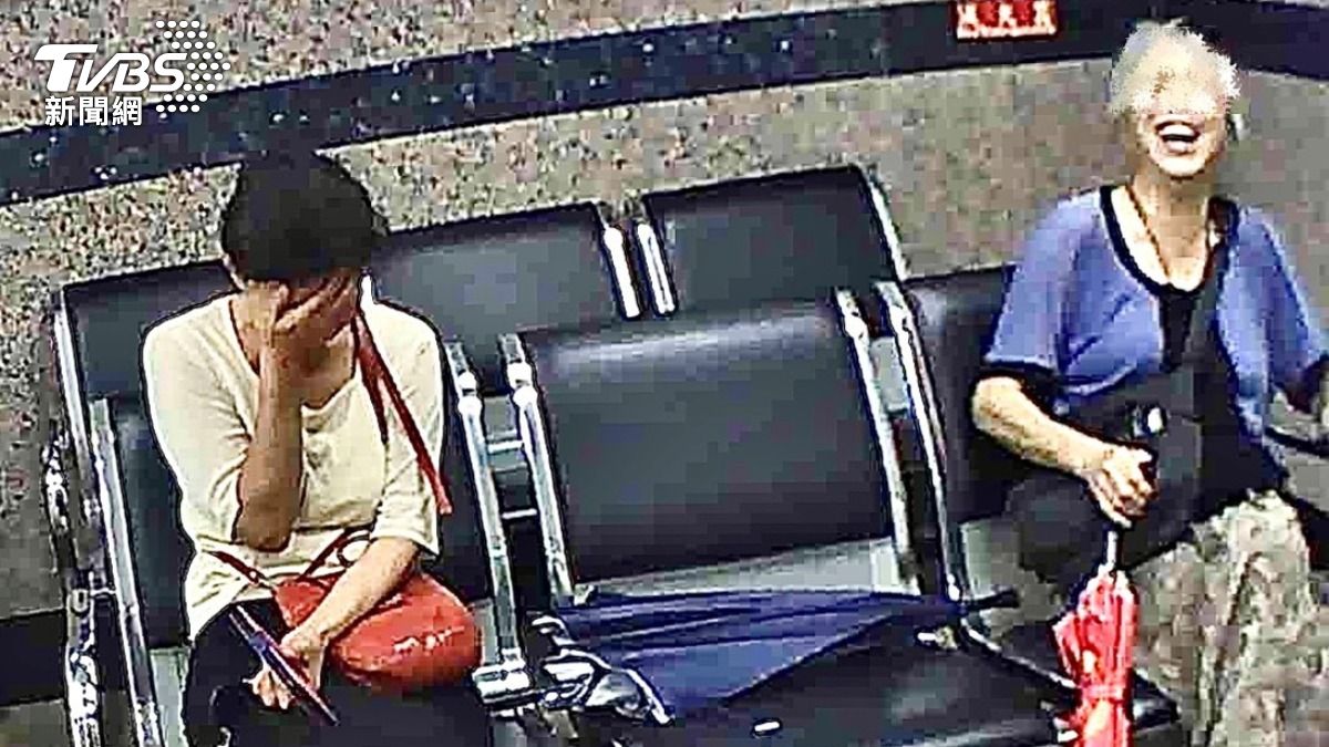 郭婦跟楊婦一見面,馬上相視而笑,因為雙方是鄰居關係。(圖/TVBS)