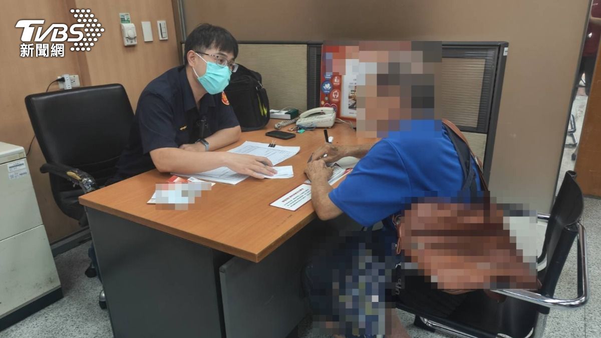 張翁接到自稱是女兒的電話,想借50萬元買車。(圖/TVBS)