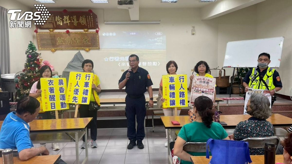 烏日分局也到烏日區東園里長春社團內,分享常見的投資詐騙樣態與防詐步驟。(圖/TVBS)