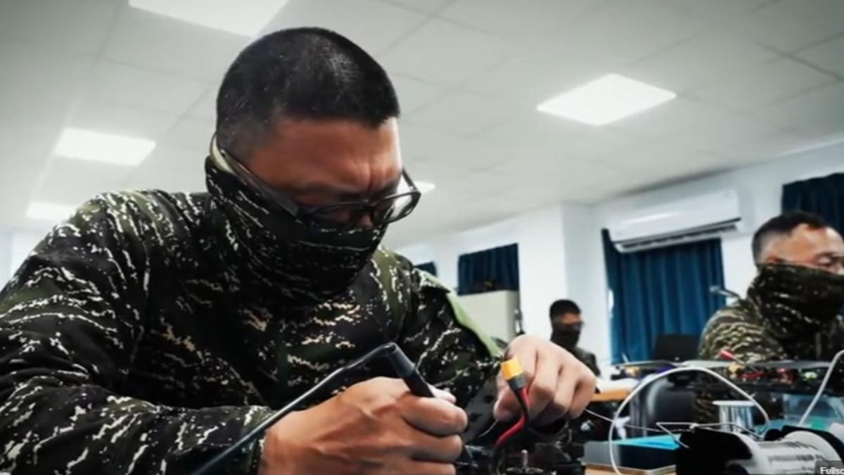 專家認為,國軍操作人員,能否具備改裝商用無人機,因應作戰之用的能力才是關鍵(圖/軍聞社)