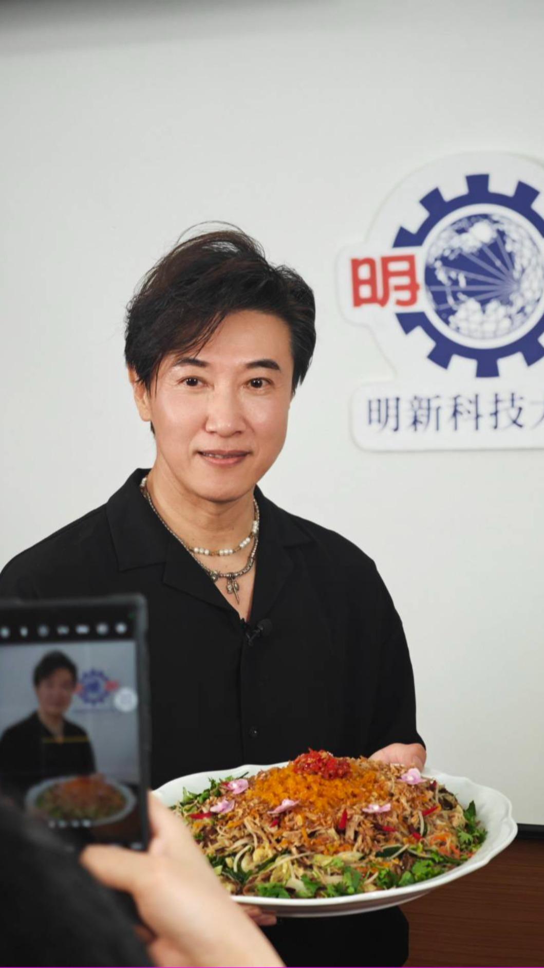 陳鴻回母校授課。(圖/陳鴻提供)