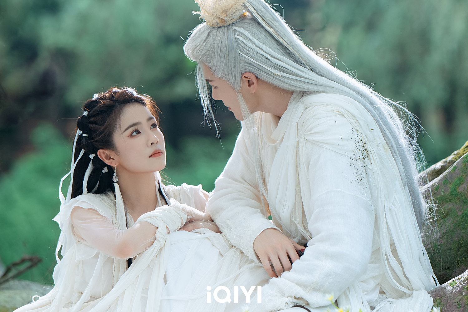 白鹿(左)在劇中詮釋從天真少女到復仇仙尊的心理轉折,曾舜晞則以白髮仙姿亮相。(圖/iQIYI愛奇藝國際版提供)