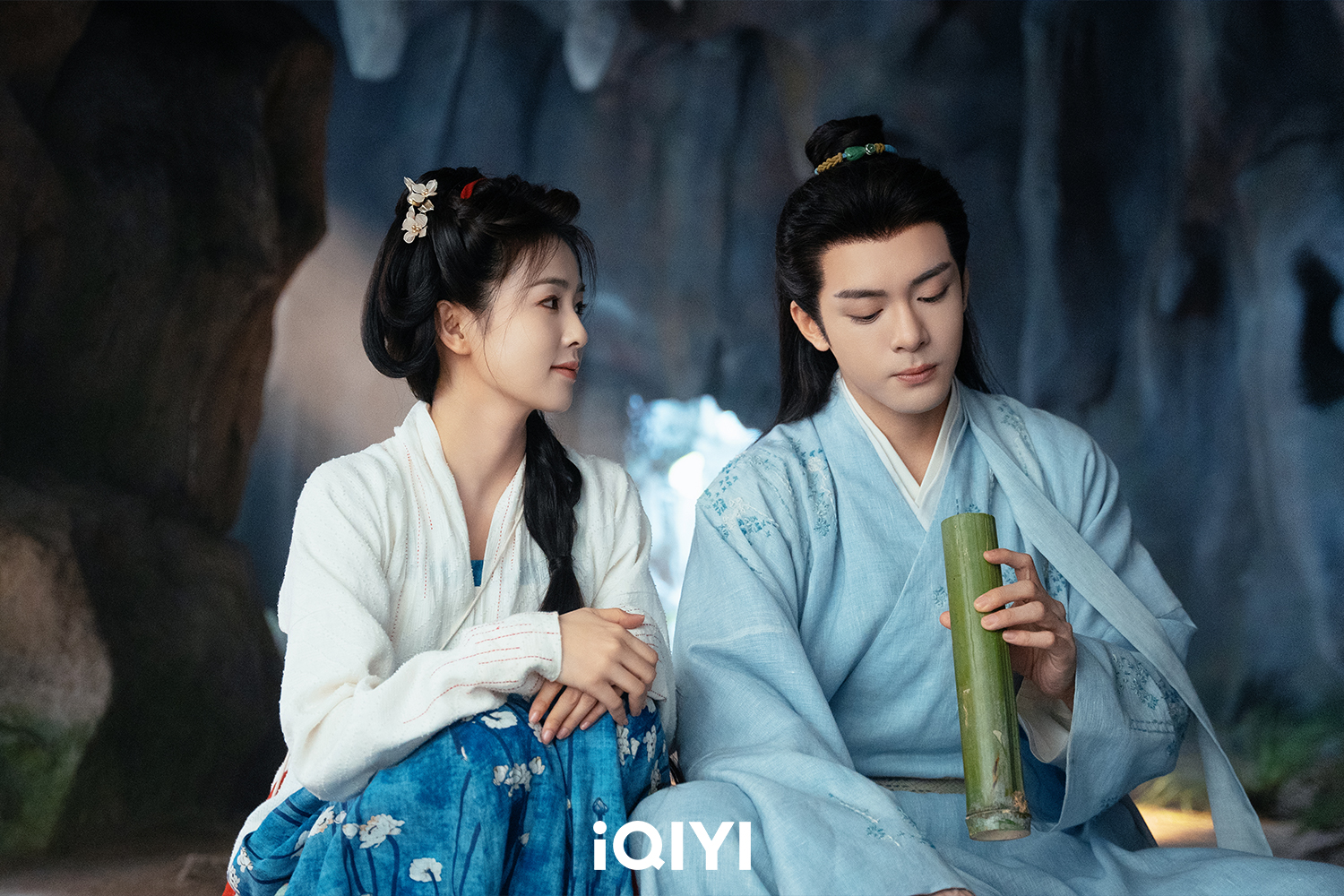 白鹿(左)飾演的「花如月」偽裝為淨雲宗弟子「李青月」,一步步引曾舜晞飾演的「白九思」入局。(圖/iQIYI愛奇藝國際版提供)