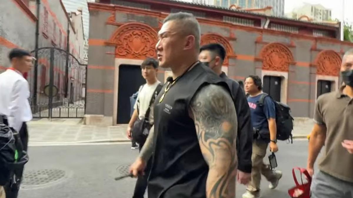 館長道歉後連忙請隨行攝影關直播進廣告。(圖/翻攝自館長惡名昭彰YT頻道)