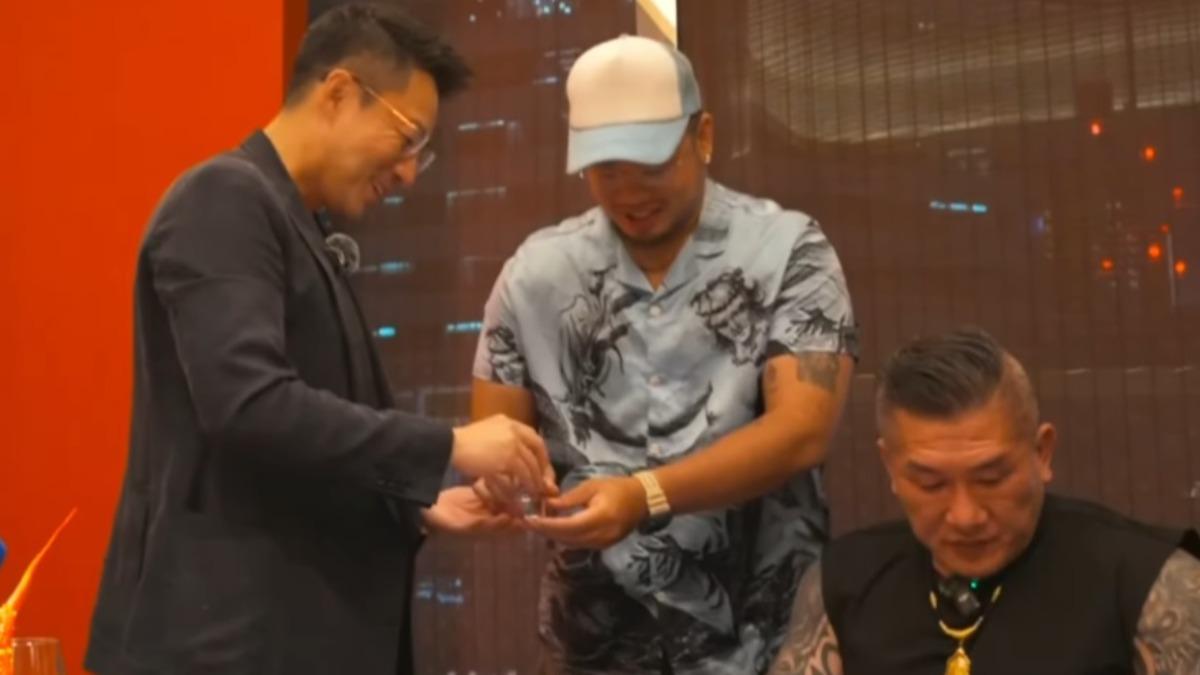 6yi7向汪小菲敬酒。(圖/翻攝自館長惡名昭彰YouTube)
