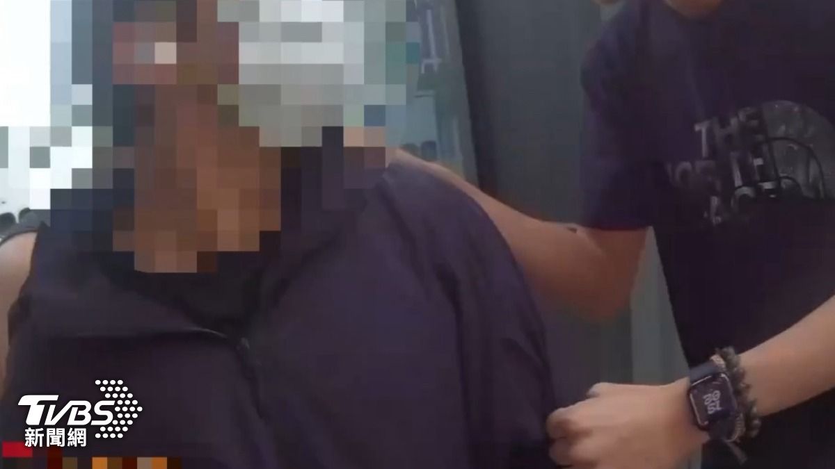 警方事後在超商附近發現另一名負責監控的楊姓男子。(圖/TVBS)